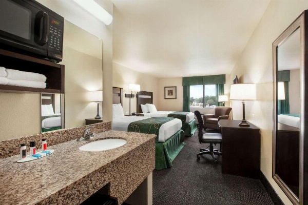 Travelodge by Wyndham Livonia image 10