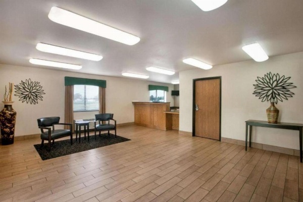 Travelodge by Wyndham Livonia image 12