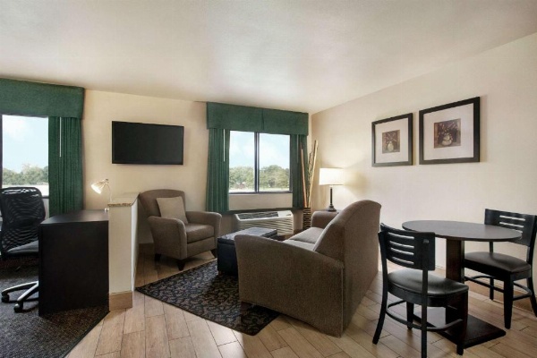 Travelodge by Wyndham Livonia image 13