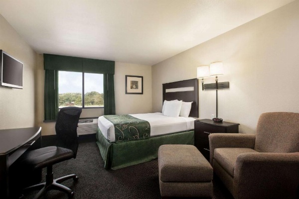 Travelodge by Wyndham Livonia image 14