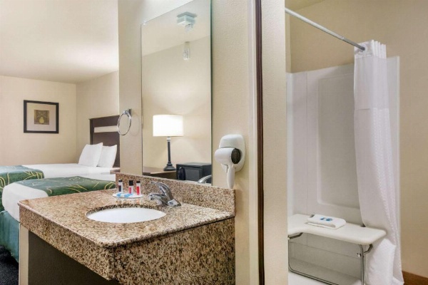 Travelodge by Wyndham Livonia image 15