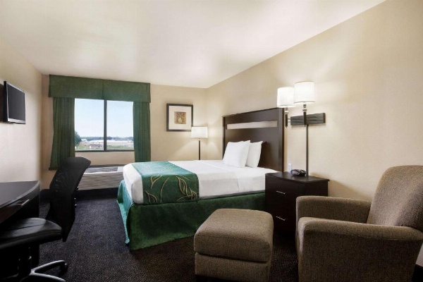 Travelodge by Wyndham Livonia image 16