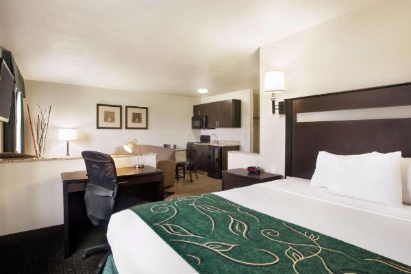Travelodge by Wyndham Livonia image 22