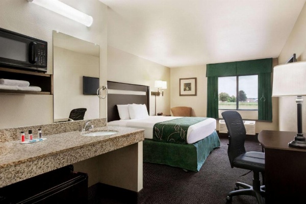 Travelodge by Wyndham Livonia image 23