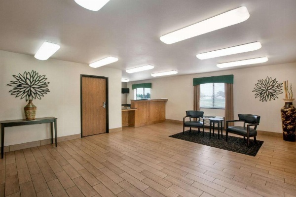 Travelodge by Wyndham Livonia image 24