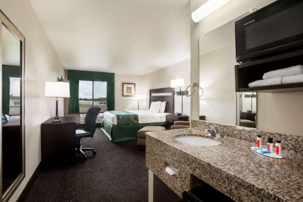 Travelodge by Wyndham Livonia image 25