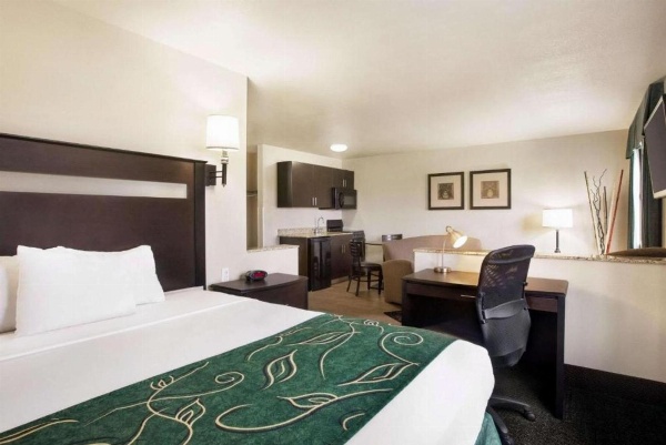 Travelodge by Wyndham Livonia image 4