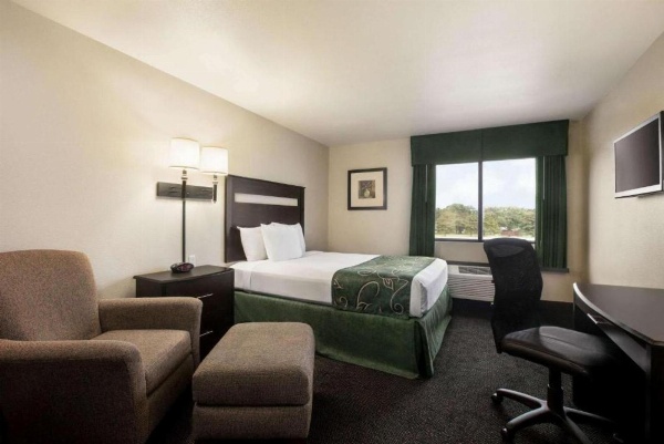 Travelodge by Wyndham Livonia image 6