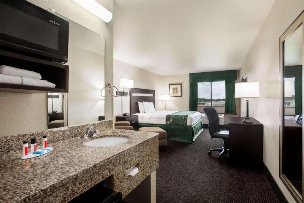 Travelodge by Wyndham Livonia image 7