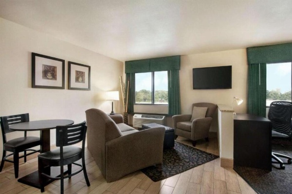 Travelodge by Wyndham Livonia image 9