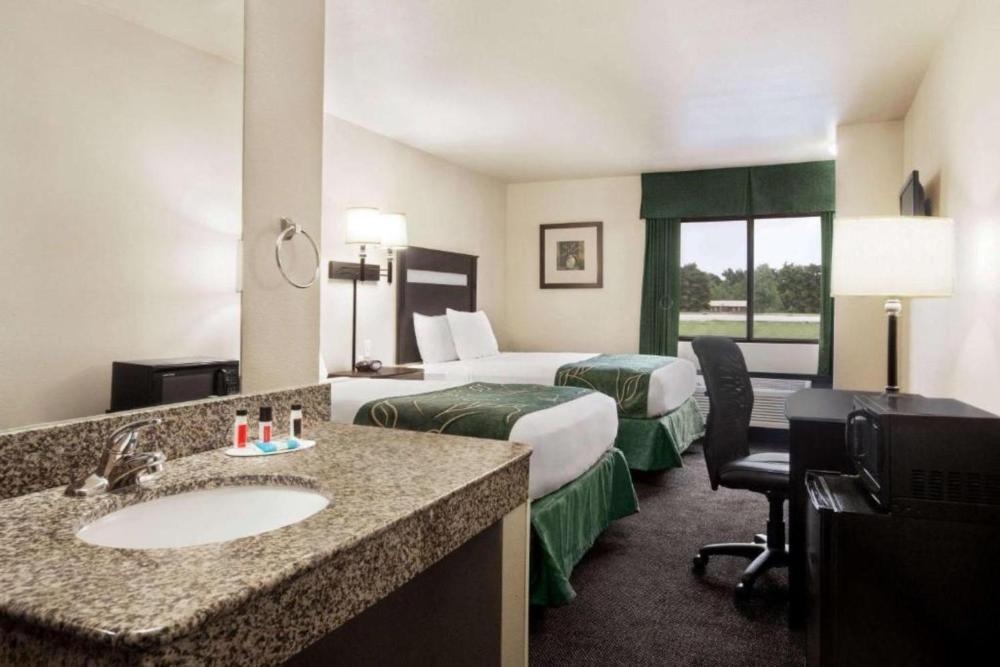 Travelodge by Wyndham Livonia